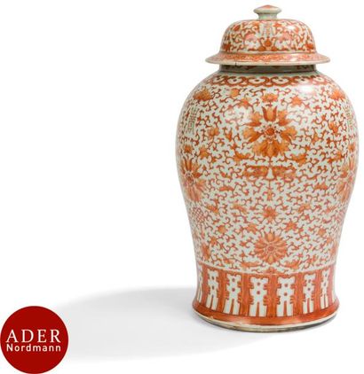 null CHINE - XIXe siècle
Potiche couverte balustre en porcelaine émaillée rouge de...
