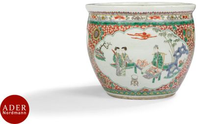 null CHINE - XIXe siècle
Vasque à poisson en porcelaine émaillée polychrome à décor...