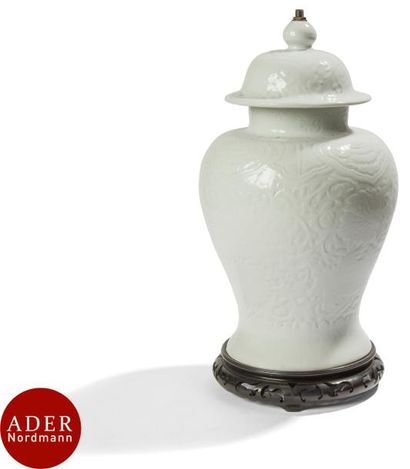 null CHINE - XIXe siècle
Potiche balustre couverte en porcelaine blanche incisée...