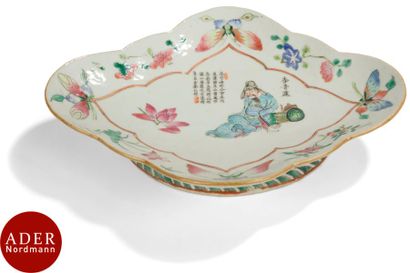 null CHINE - XIXe siècle
Coupe en porcelaine en forme de losange polylobé à décor...