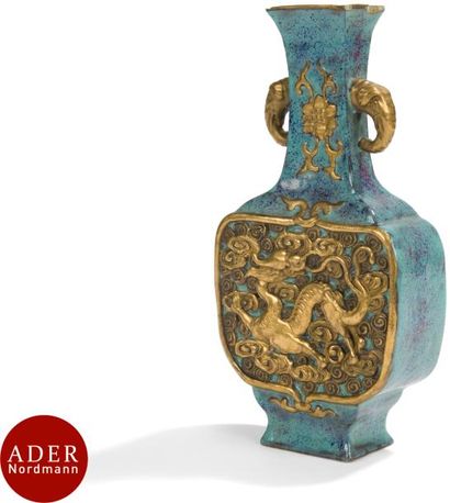 null CHINE - XIXe siècle
Vase en porcelaine émaillée œuf de rouge gorge et or à décor...