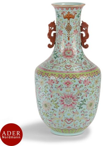 null CHINE - XXe siècle
Vase à col long ouvert de forme balustre à décor émaillé...