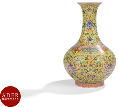 null CHINE - XXe siècle
Vase de forme « shangping » en porcelaine décorée en émaux...