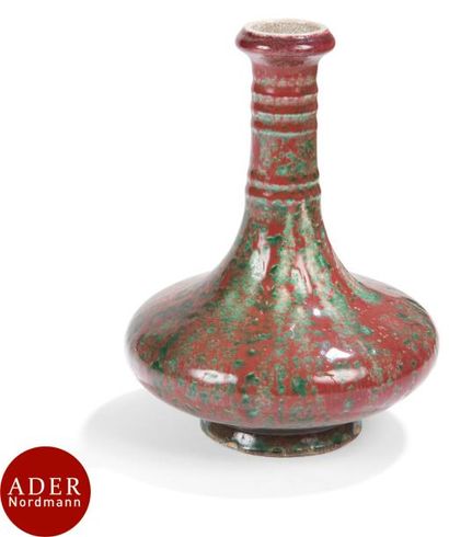 null CHINE - XXe siècle
Vase à panse basse en porcelaine émaillée vert et rouge flammé,...