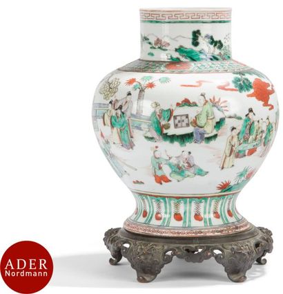 null CHINE - Début XXe siècle
Vase de forme balustre en porcelaine émaillée polychrome...