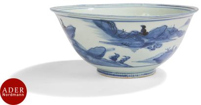 null CHINE - 
Bol en porcelaine blanche émaillée en bleu sous couverte d’un paysage...