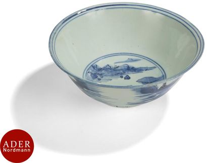 null CHINE - 
Bol en porcelaine blanche émaillée en bleu sous couverte d’un paysage...