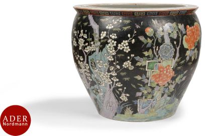 null CHINE - Fin XIXe siècle
Importante vasque à poisson en porcelaine émaillée polychrome...