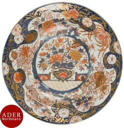null JAPON - Vers 1900
Grand plat en porcelaine émaillée polychrome à décor dit «...