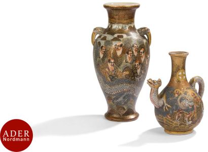 null XXe siècle
Vase balustre à deux anses à têtes de chimères et verseuse en faïence...
