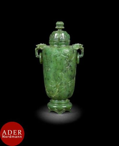 null CHINE - XIXe siècle
Petit vase couvert sur socle quadripode en jade vert épinard,...