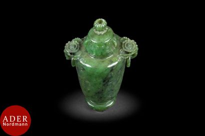 null CHINE - XIXe siècle
Petit vase couvert sur socle quadripode en jade vert épinard,...