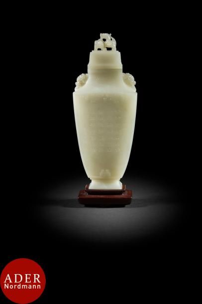 null CHINE - XIXe siècle
Vase couvert de forme écusson sur piédouche en néphrite,...