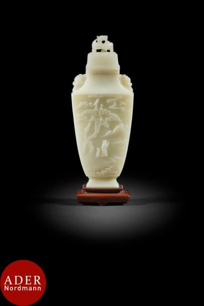 null CHINE - XIXe siècle
Vase couvert de forme écusson sur piédouche en néphrite,...