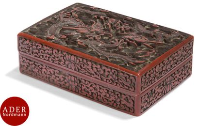 null CHINE - Fin XIXe siècle
Boîte rectangulaire en laque rouge à décor sculpté en...