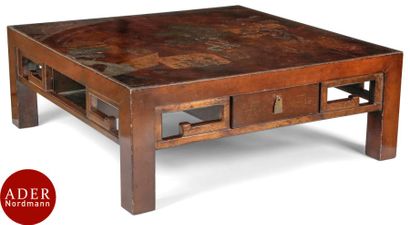 null CHINE - Début XXe siècle
Table basse de forme carrée en bois, à deux tiroirs...