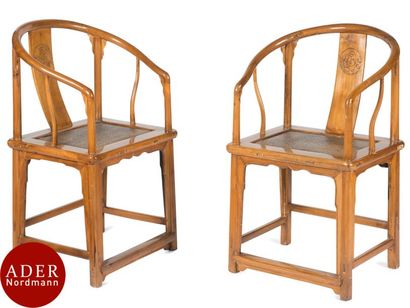 null CHINE - Début XXe siècle
Paire de fauteuils en bois naturel, l’assise en jonc...