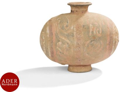null CHINE - Époque HAN (206 av. JC - 220 ap. JC)
Vase cocon en terre cuite à trace...