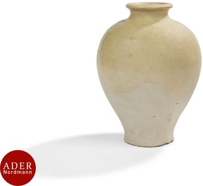 null CHINE - Xe siècle, Cinq Dynasties
Vase de forme meiping en grès émaillé beige.
H...