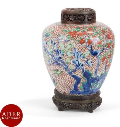 null CHINE - XVIIe siècle
Potiche de forme balustre en porcelaine émaillée polychrome...