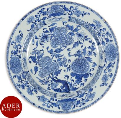 null CHINE - XVIIIe siècle
Important plat en porcelaine blanche émaillée en bleu...