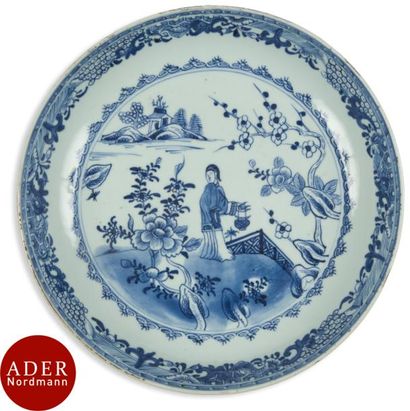 null CHINE - XVIIIe siècle
Assiette en porcelaine blanche émaillée en bleu sous couverte...