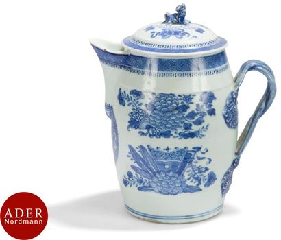 null CHINE - XVIIIe siècle
Verseuse en porcelaine émaillée en bleu sous couverte...