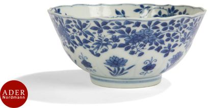 null CHINE - XVIIIe siècle
Bol en porcelaine émaillée en bleu sous couverte de fleurs...