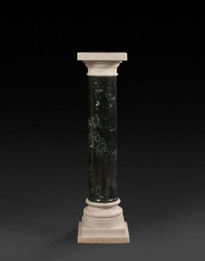 null Colonne à plateau en marbre vert et marbre blanc, le chapiteau et la base moulurés.
XIXe...