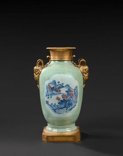 null Vase en porcelaine de Chine céladon à décor de paysages dans des réserves et...