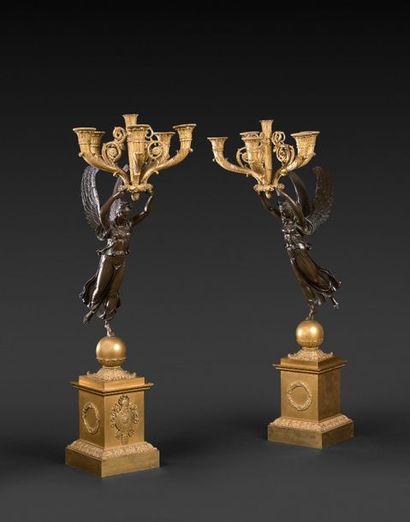 null Importante paire de candélabres aux Victoires, à six lumières, en bronze patiné...