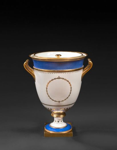 null Sèvres
Vase glacière AB couverte en porcelaine garnie de sa doublure à décor...