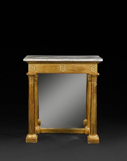 null Table console en bois doré et bronze doré, le plateau de marbre blanc veiné...