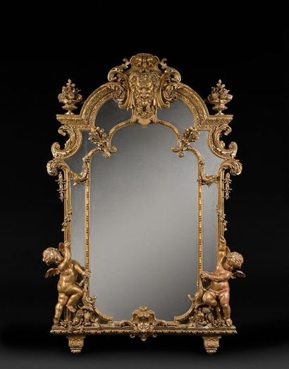 null Grand miroir en bois sculpté et doré, à décor de masque de satyre, feuillages,...