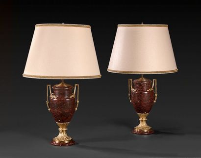 null Paire de vases en marbre rouge griotte et bronze doré, de forme balustre, la...