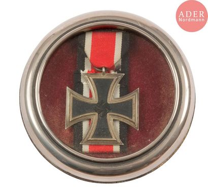 null ALLEMAGNE
Croix de fer de 2e classe 1939 avec son ruban, présentée dans un cadre.
On...