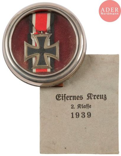 null ALLEMAGNE
Croix de fer de 2e classe 1939 avec son ruban, présentée dans un cadre.
On...