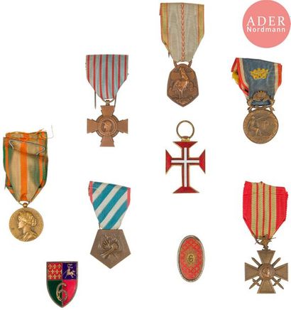 null Ensemble de neuf médailles et insignes comprenant : 
- Croix de chevalier de...