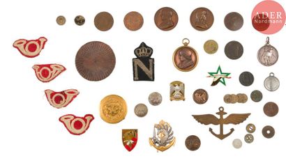 null Lot de médailles et d’insignes régimentaires, boutons et monnaies françaises...