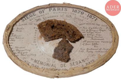 null SOUVENIR DU SIÈGE DE PARIS 
Fragment de pain contenu sous un verre bombé, avec...