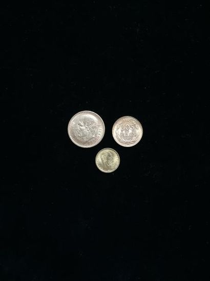 null 3 pièces mexicaines en or. Poids : 4.4 g - 1 pièce de 25 Pesos. 1918 - 1 pièce...
