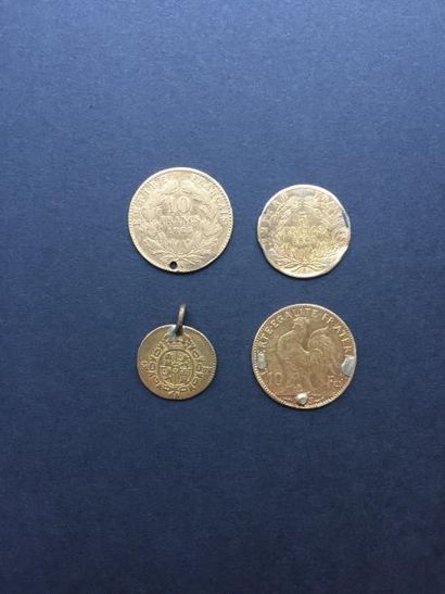 null Lot de 4 pièces en or anciennement montées ou percées Poids brut : 9.7 g

Frais...