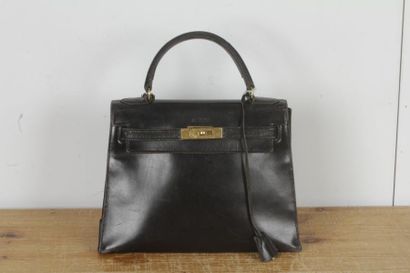 null HERMES. Sac Kelly en box noir. Larg. : 28 cm - Hauteur : 22 cm. Usures et chiffres...