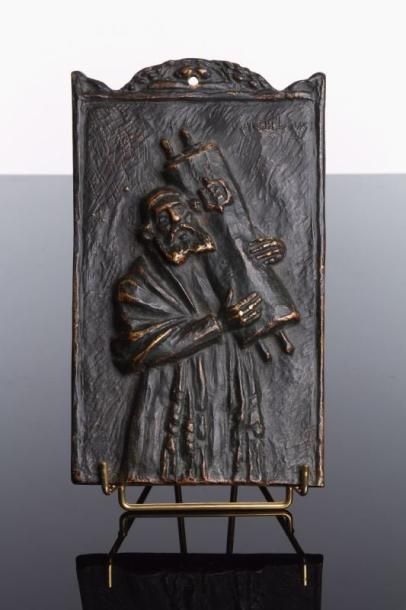 LEVY Alphonse (1843-1918) Rabbin portant la Thora Plaque en bronze de forme rectangulaire,...