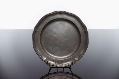 null ASSIETTE À VIANDE POUR LA PÂQUE - Étain. Assiette à bords chantournés (traces...