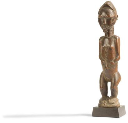 null Une statuette waka sona masculine scarifiée, et ornée d’une petite barbe tressée.
Baoulé,...