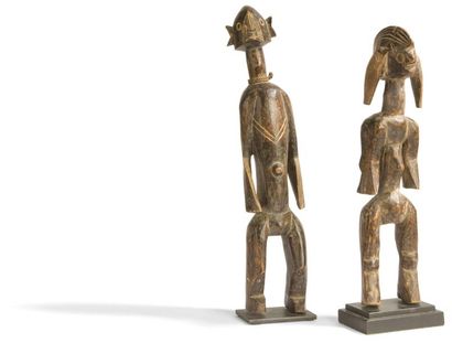 null Un lot de deux statuettes dont une à la belle stature au visage scarifié et...