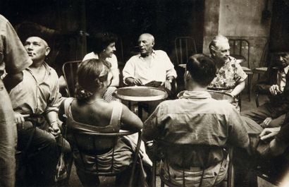 null Picasso à Céret, 1954 Tirage au gélatino-bromure d'argent d'époque. De gauche...