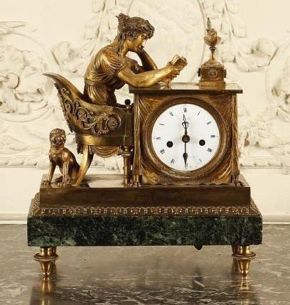 null Pendule en bronze ciselé et doré au thème de la lecture, le cadran d'horloge...