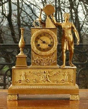 null Pendule en bronze ciselé et doré à décor d'une prêtresse tenant un tambourin....